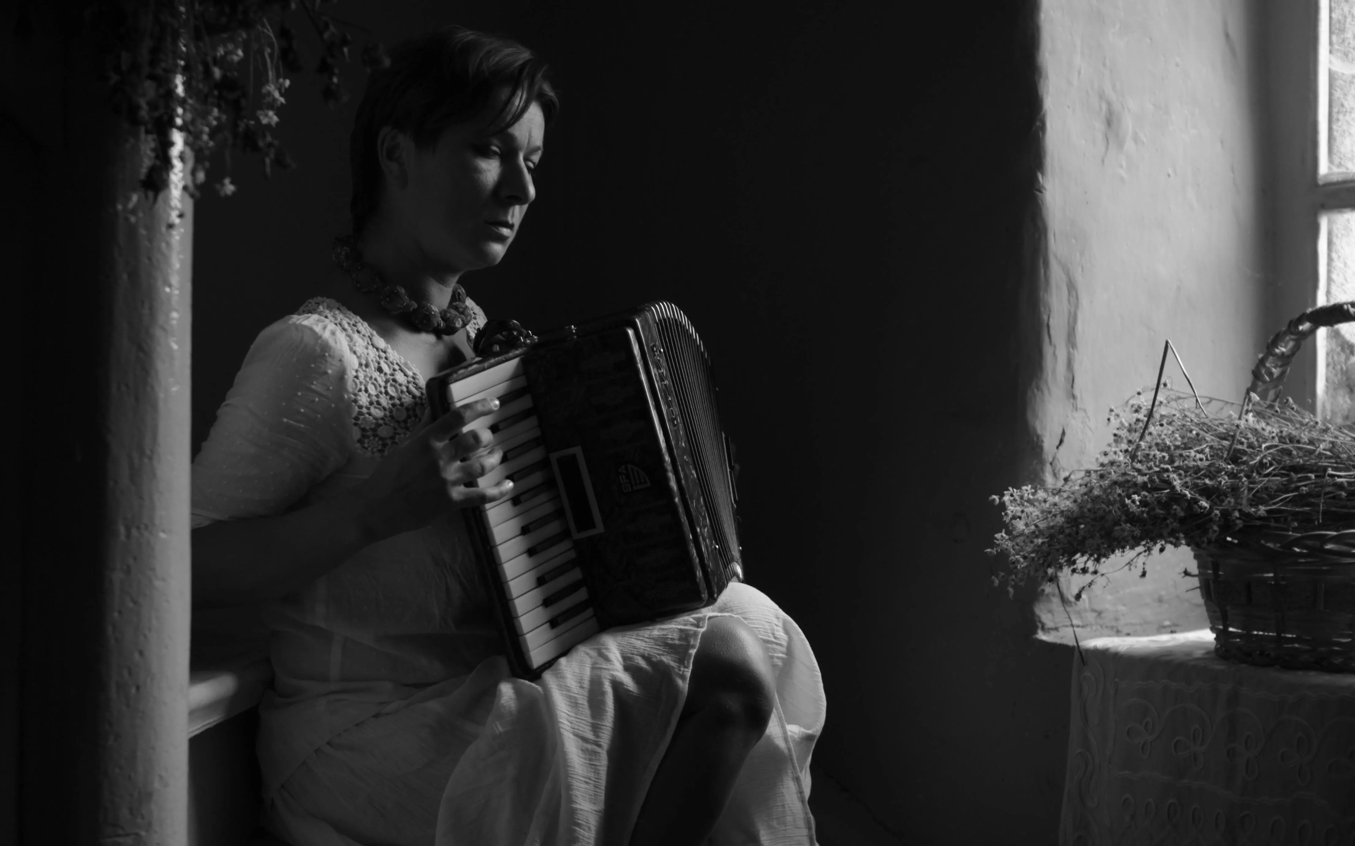 Frau spielt Akkordeon